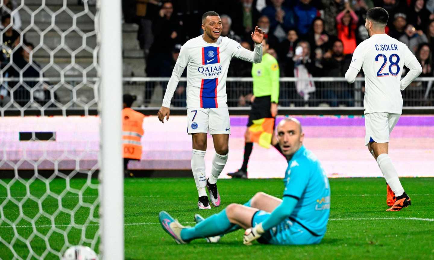 PSG-Lorient, ne approfitta Mbappé: il tragicomico errore del portiere Mvogo VIDEO