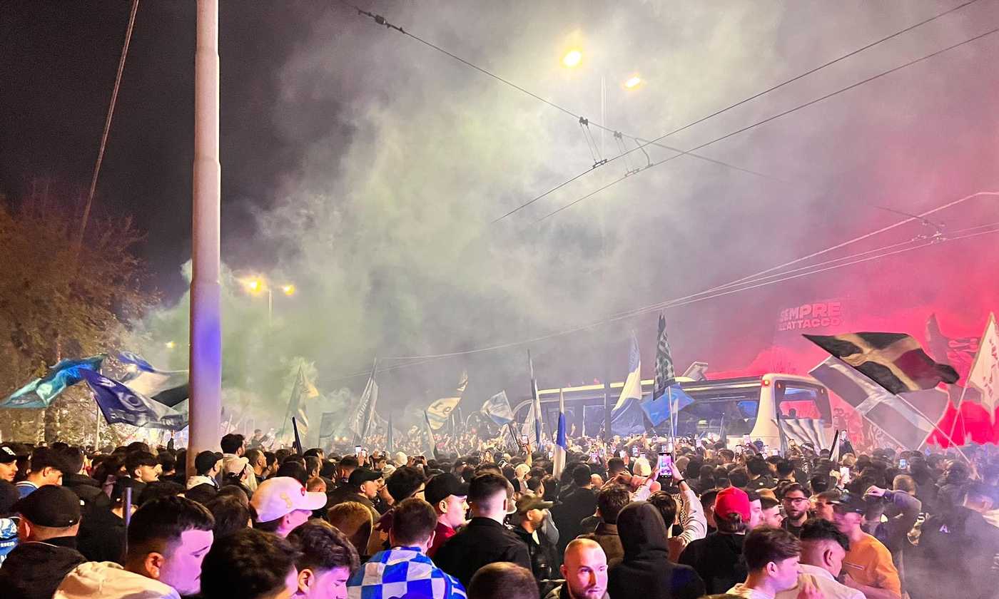 Napoli, è già festa scudetto: 10mila tifosi all'aeroporto nella notte,  Osimhen scatenato FOTO e VIDEO, Primapagina