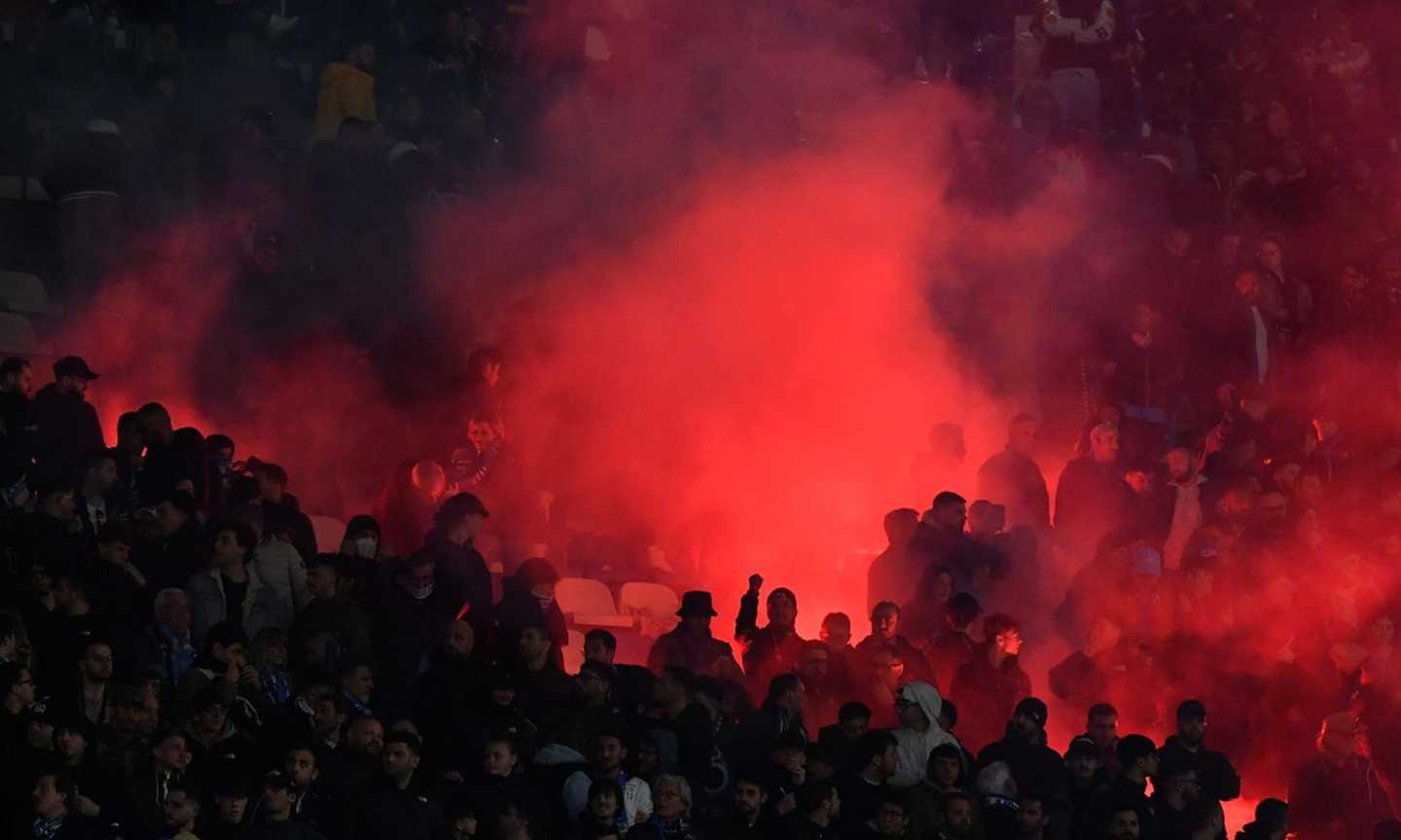 Napoli, disastro in campo e il tifo abbandona la squadra: De Laurentiis contestato, tifosi picchiati 