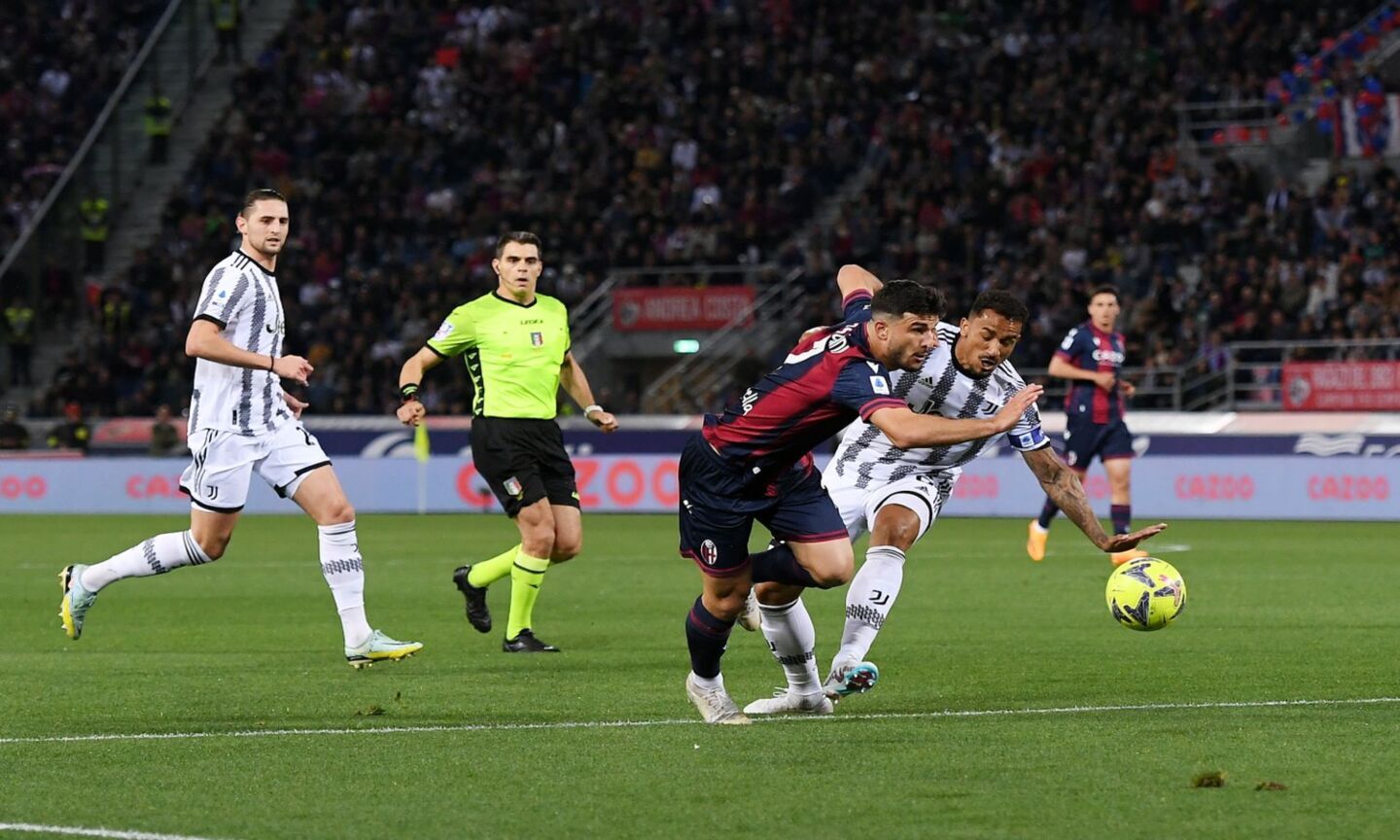 Bologna-Juve: Orsolini giù in area ma Sozza non può andare al VAR, Mazzoleni decreta il rigore da Lissone