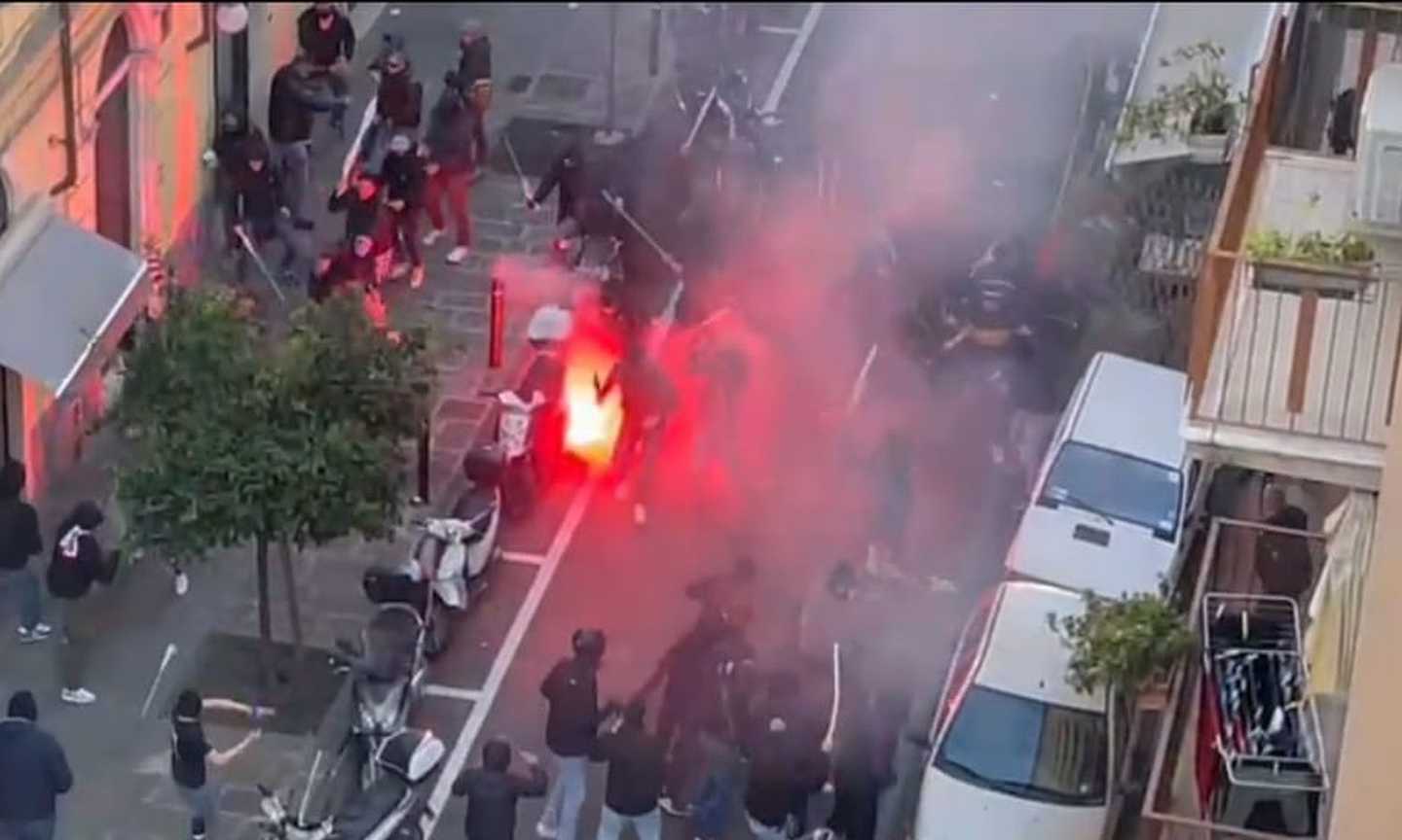 Spezia-Lazio, paura prima del match: scontri fra tifosi, un ferito VIDEO