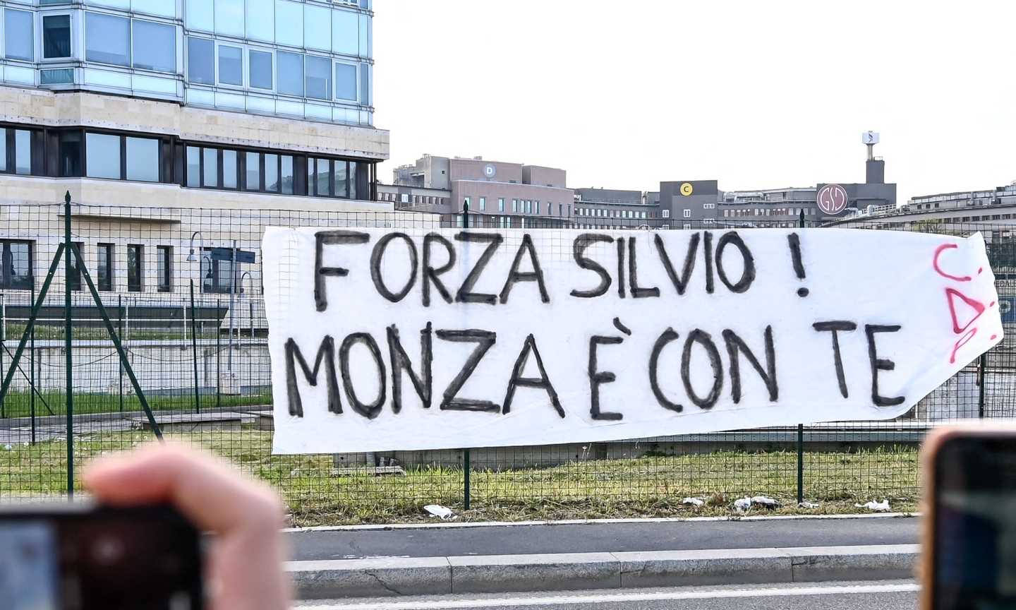 Berlusconi reagisce alle cure: 'E' dura, ma ce la farò anche stavolta'