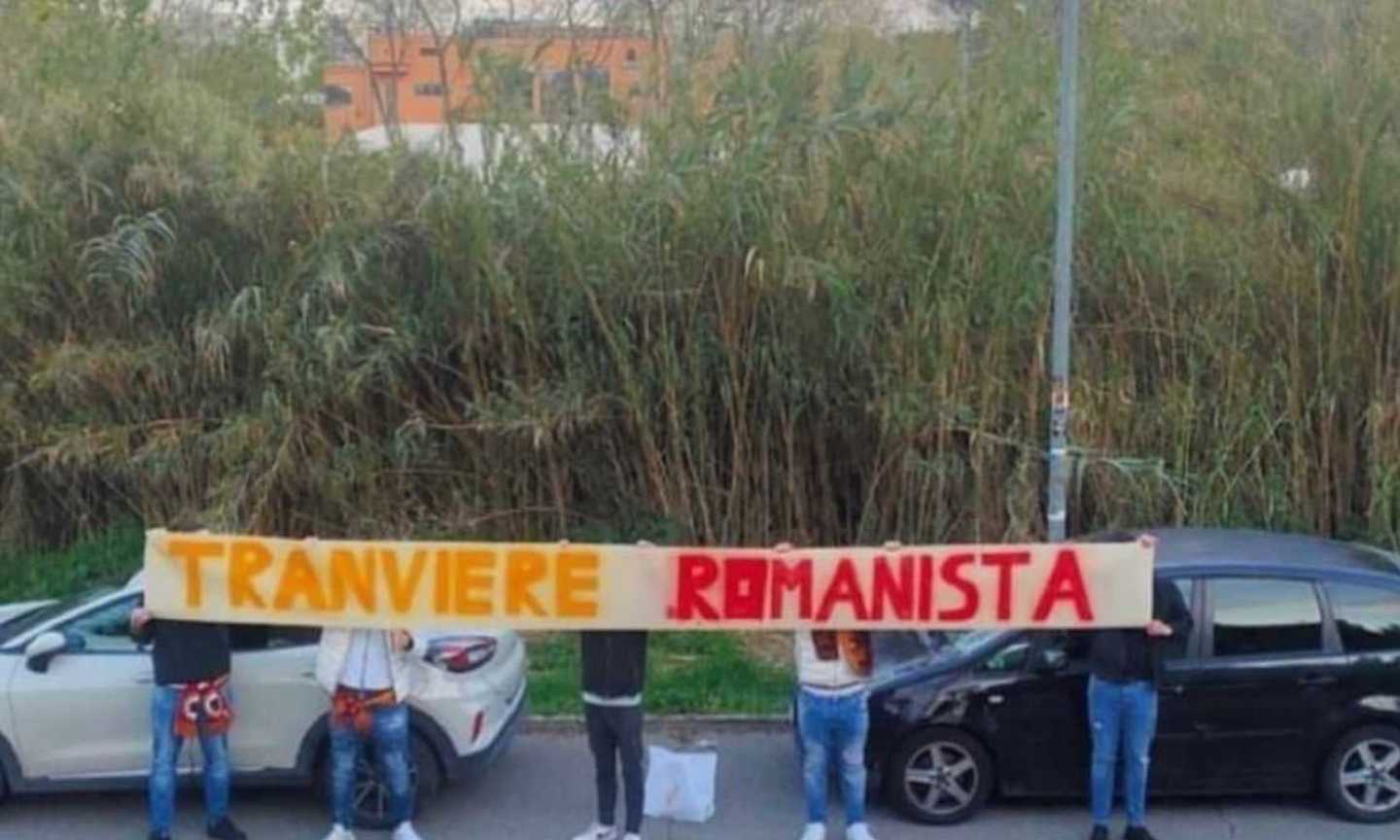 Incidente Immobile, striscione dei tifosi della Roma fuori dall'Olimpico: 'Tranviere romanista' 