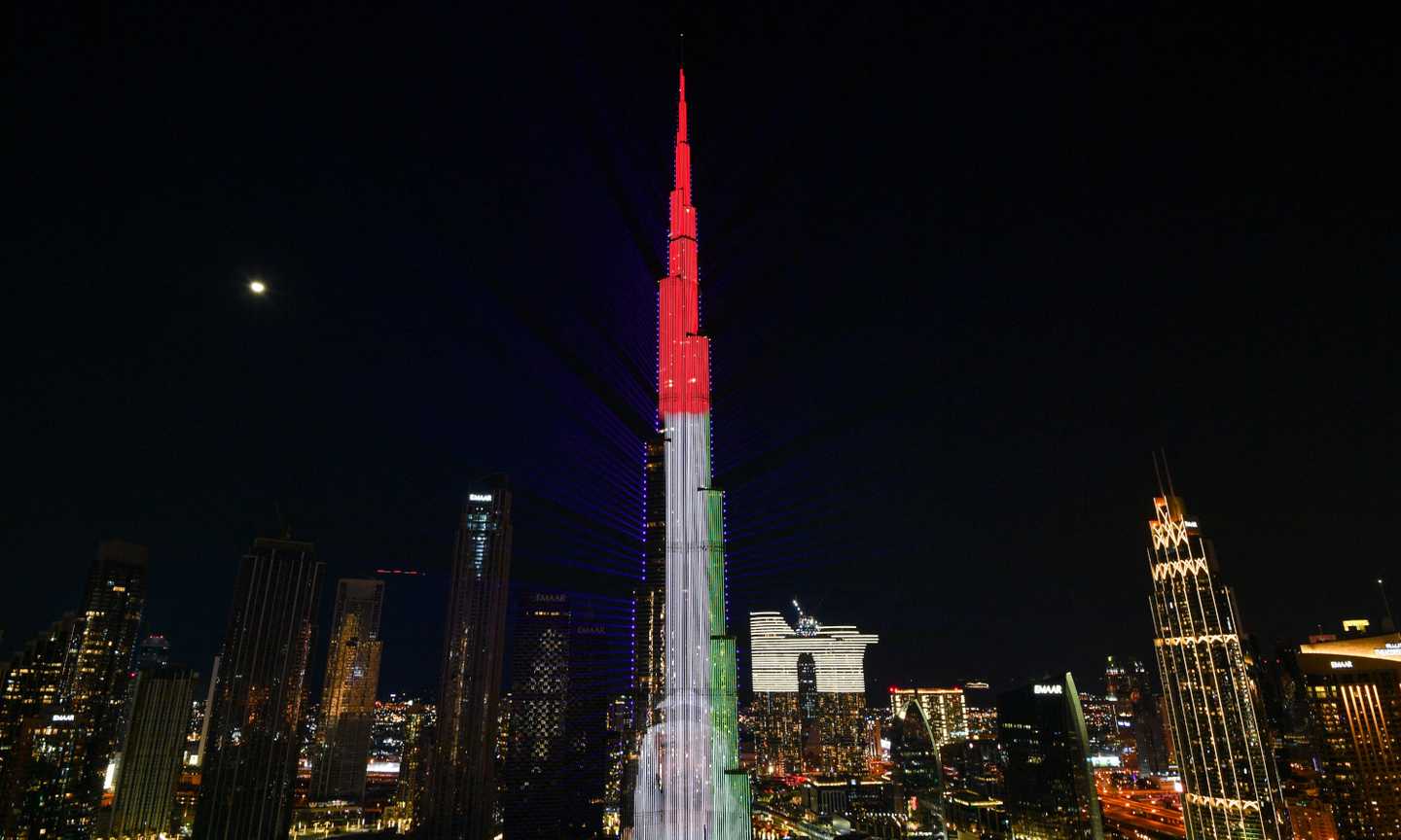 Dubai, il grattacielo più alto del mondo con i colori del Milan VIDEO