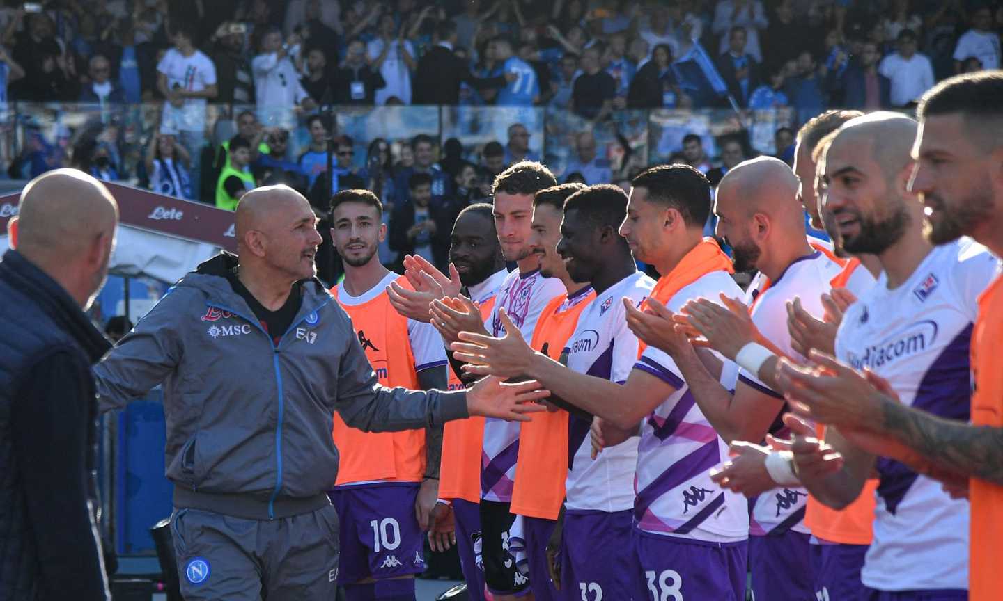 Napoli, che emozione al Maradona: la Fiorentina concede il 'pasillo'