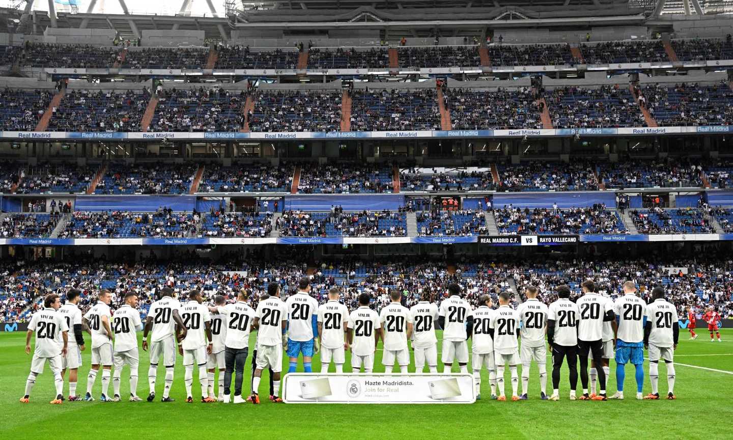 Vinicius, il Bernabeu si schiera: 'Fuori i razzisti dal calcio'. Lo speciale omaggio dei compagni FOTO e VIDEO