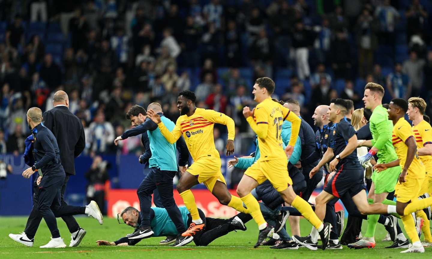 Barcellona, paura con l’Espanyol: tifosi in campo per rovinare la festa, giocatori in fuga FOTO e VIDEO