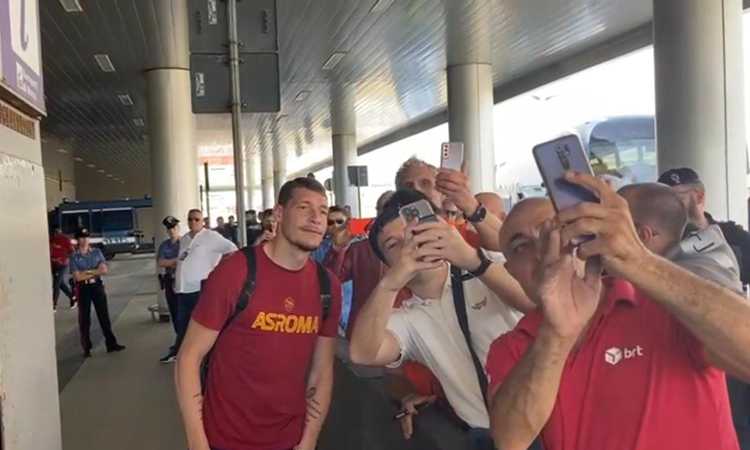 Roma in partenza per Budapest: entusiasmo dei tifosi all'aeroporto, si ferma solo Belotti VIDEO