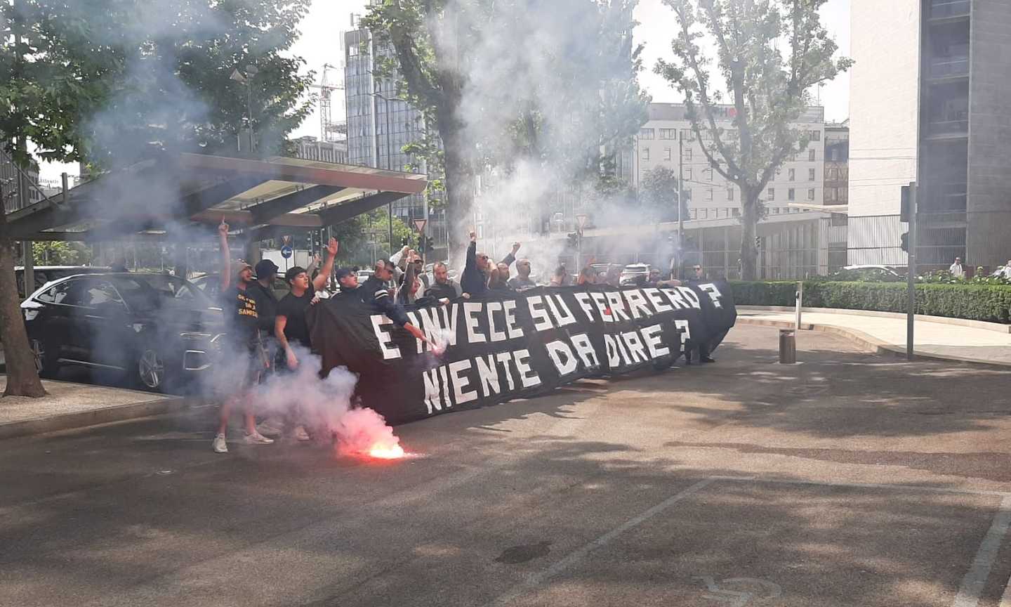 Sampdoria, gli ultras protestano in Lega: 'Ci fate schifo, su Ferrero nulla da dire?' Soldi falsi su Lotito FOTO-VIDEO