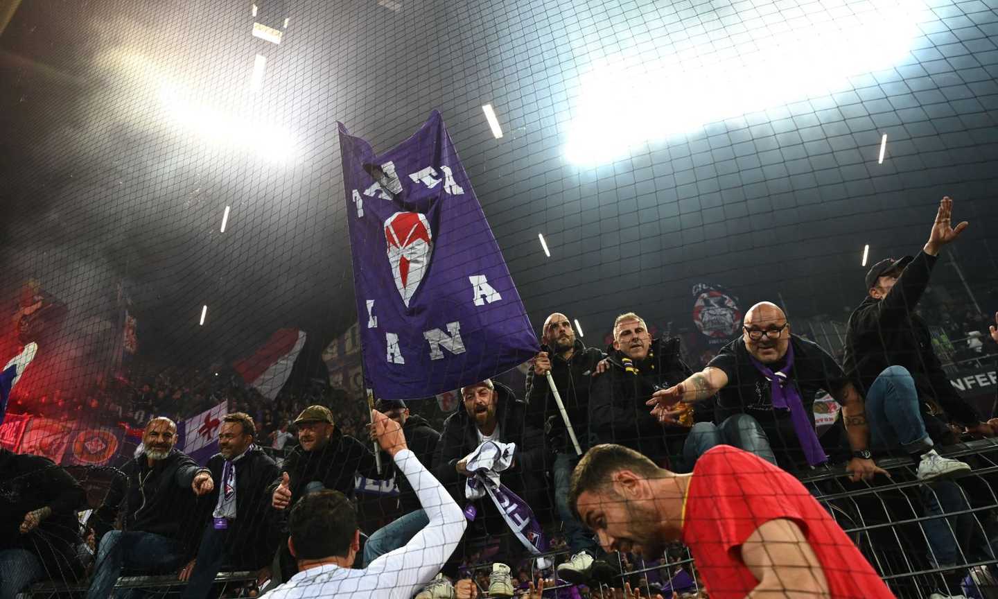 Fiorentina, delirio all'aeroporto per la squadra: 'Chi non salta nerazzurro è!' VIDEO