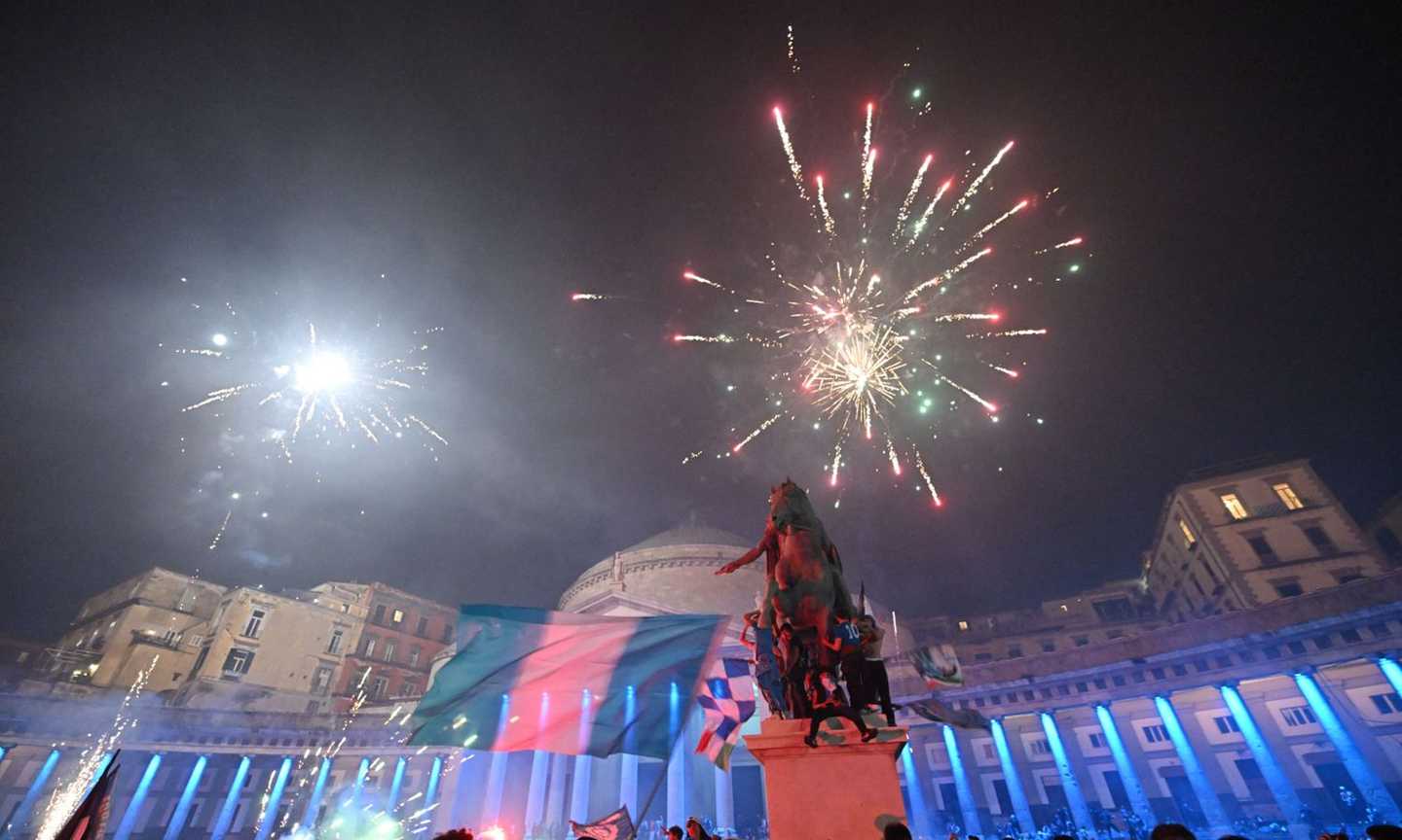 NAPOLI, FESTA SCUDETTO SENZA FRENI: tifosi impazziti e fuochi d'artificio in città, le FOTO e i VIDEO