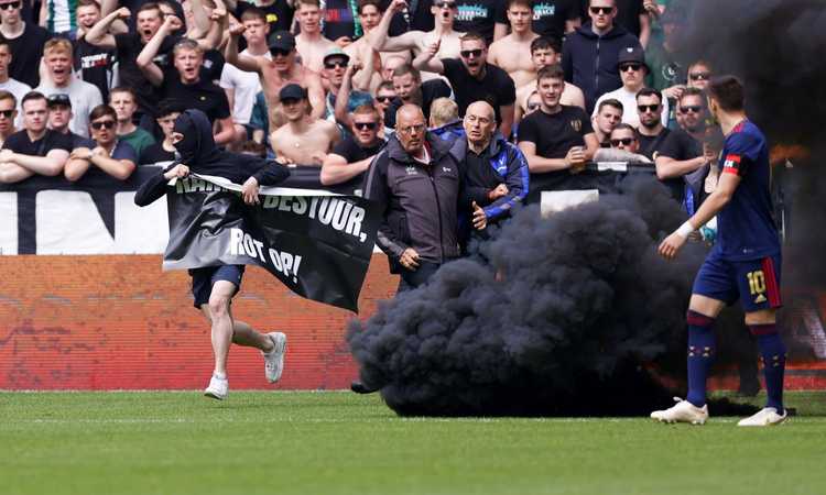 Ancora caos in Olanda: fumogeni e invasione, Groningen-Ajax prima sospesa e poi annullata VIDEO