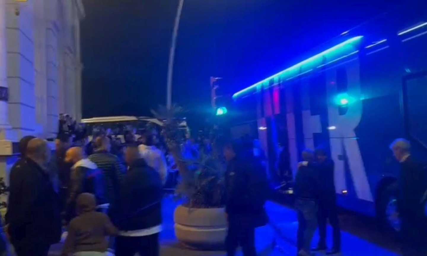 Inter, accoglienza rovente a Napoli: il VIDEO dell'arrivo in albergo