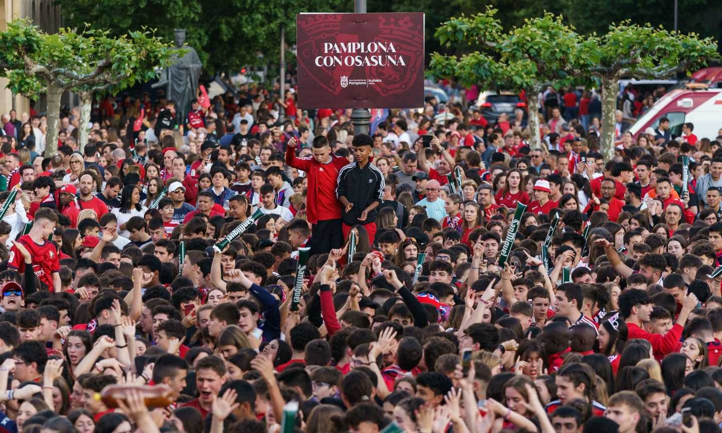 Paura a Pamplona: cade un maxischermo in piazza durante Real-Osasuna, tragedia sfiorata VIDEO