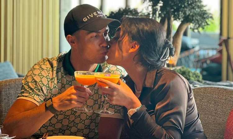Il figlio di Cristiano Ronaldo tifa Barcellona VIDEO