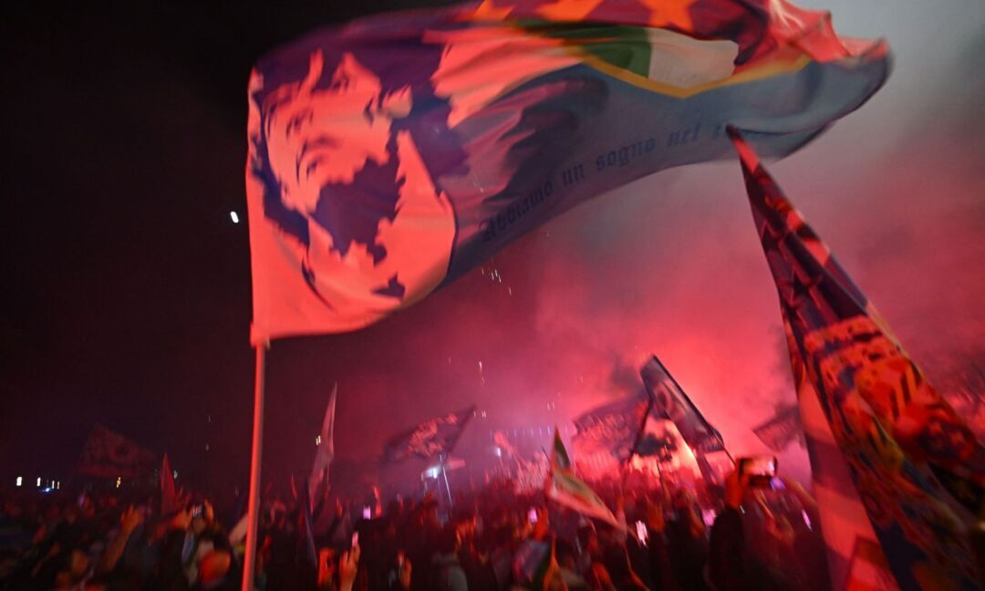 A Udine i tifosi friulani non c'entrano; a Napoli un morto: la festa diventata degrado 