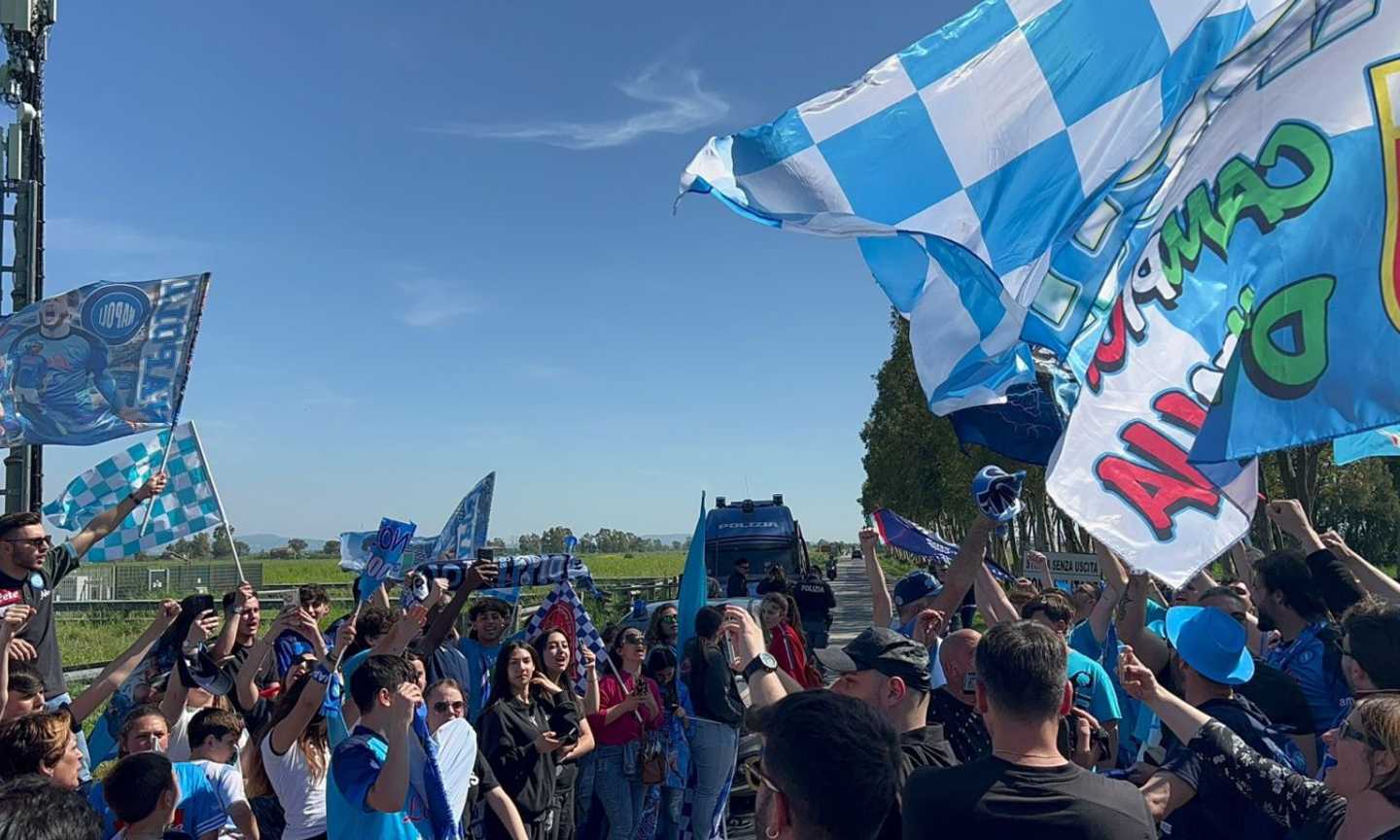 FESTA NAPOLI, il rientro in città e i tifosi in estasi: giocatori a Castelvolturno FOTO e VIDEO