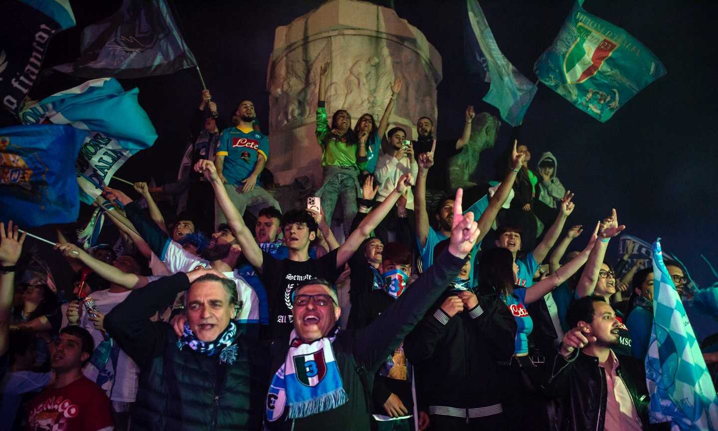 Napoli in festa: 5mila tifosi a Capodichino, Conte parla al megafono VIDEO