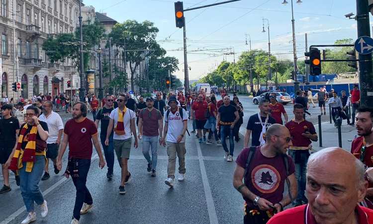 Siviglia-Roma, rivivi l'avvicinamento: entusiasmo alle stelle. Scontri a Budapest: arrestati 7 tifosi polacchi