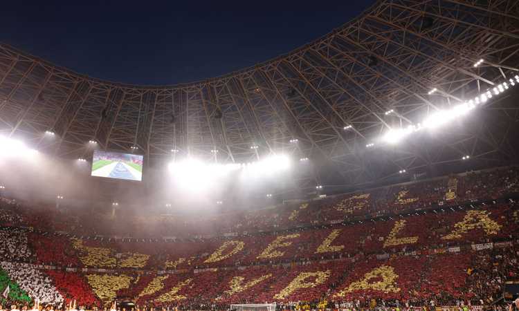 Siviglia-Roma, i tifosi colorano la Puskas Arena: le immagini più belle FOTO