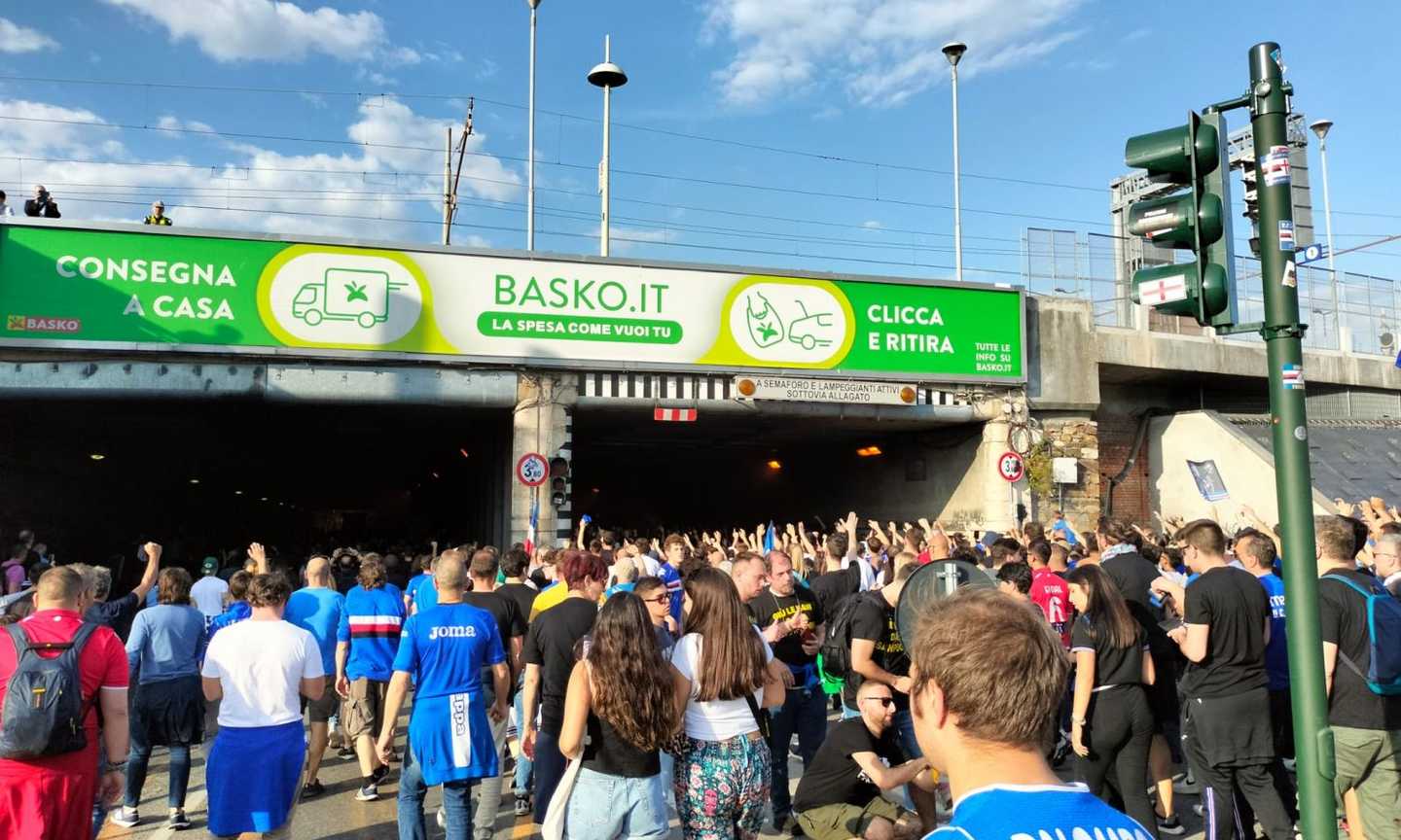 I tifosi in corteo: 'Via gli infami, giù le mani dalla Samp' VIDEO e FOTO