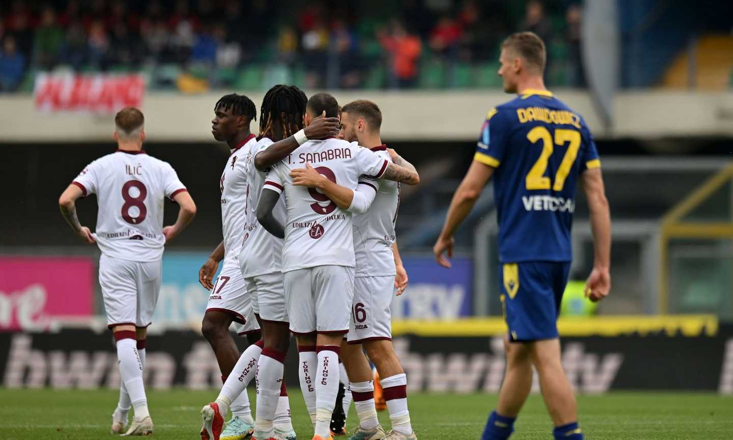 Verona, la sconfitta col Torino non va giù ai tifosi: 'Tirate fuori i c...' Lazovic: 'Normale che siano delusi, rialziamoci'