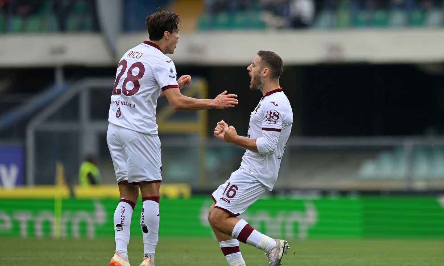 Un supergol di Vlasic inguaia il Verona: 1-0 Torino, la corsa salvezza si infiamma