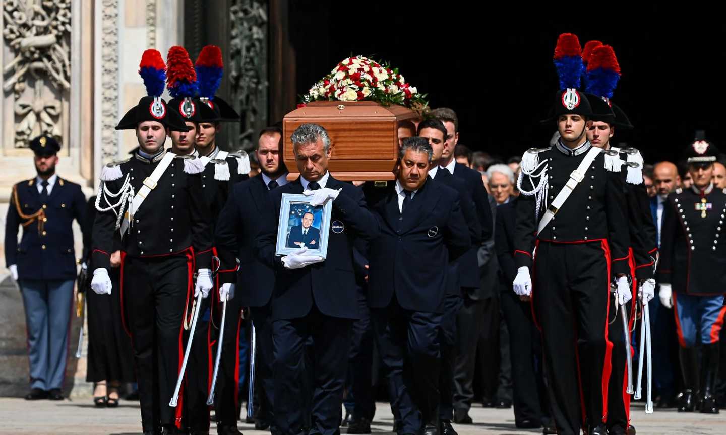 Berlusconi: conclusi i funerali di Stato, il feretro lascia il Duomo accompagnato da applausi e cori da stadio