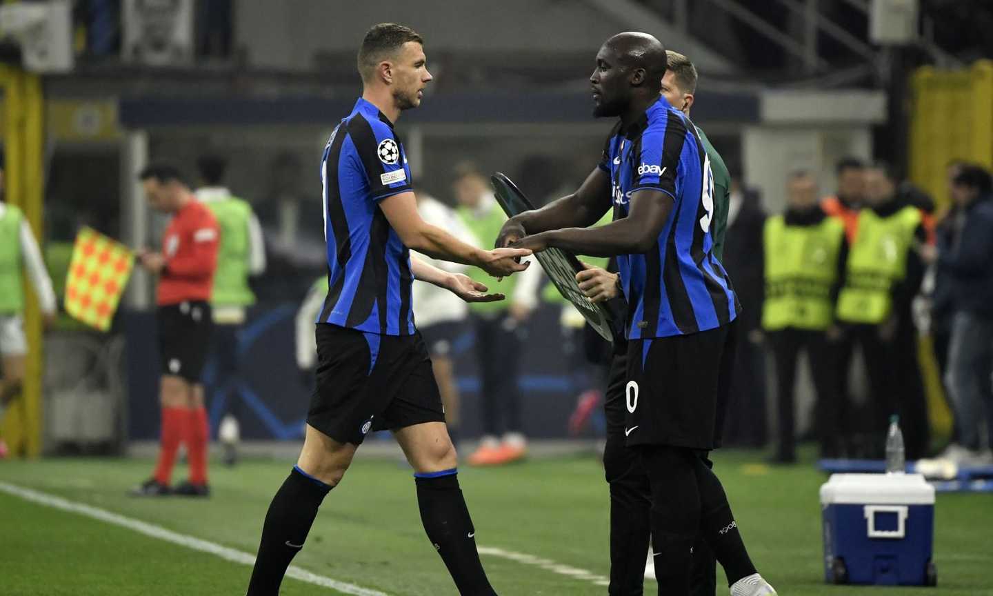 Inter, Dzeko: 'Sarei rimasto volentieri. Lukaku? Sorpreso, credevo il club avesse scelto lui al mio posto' 