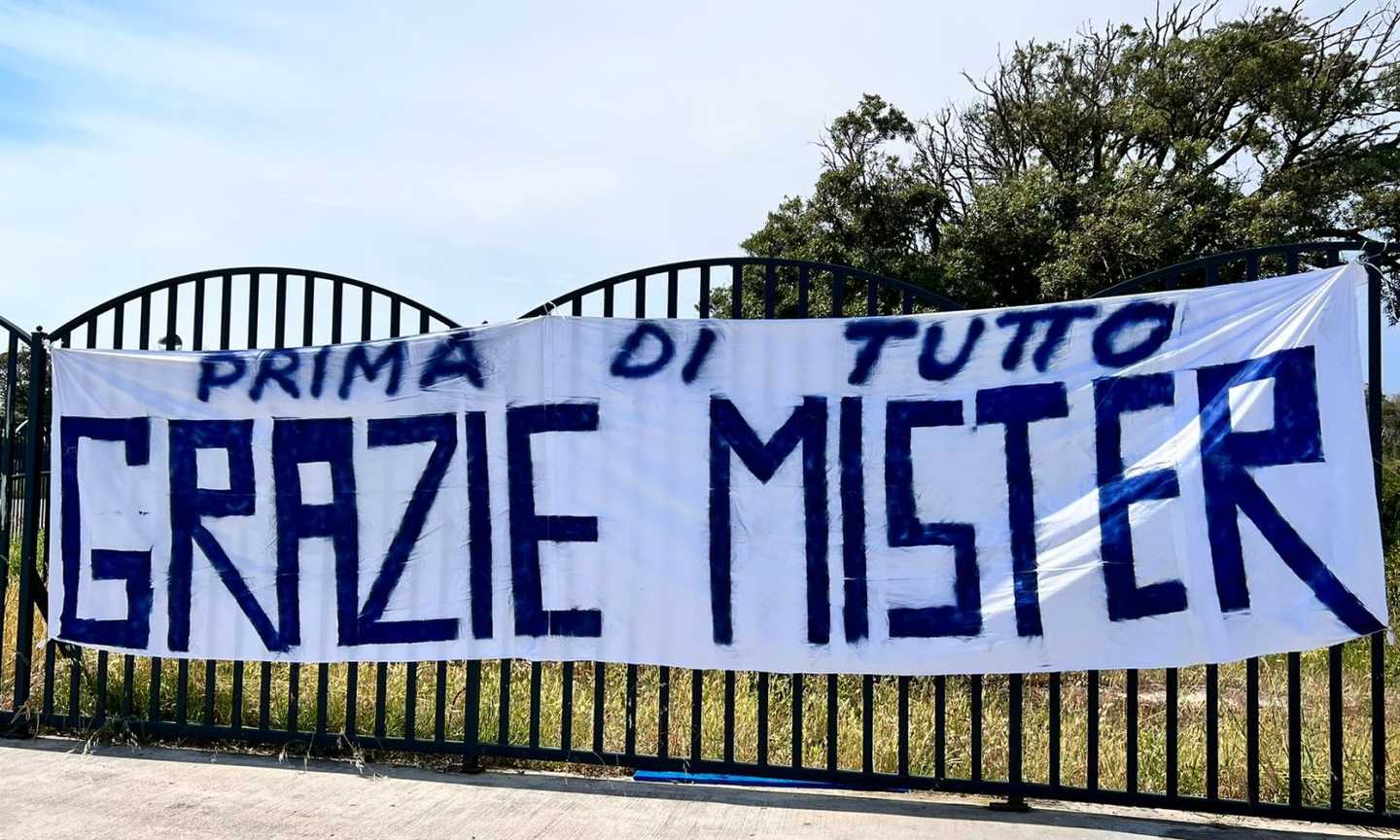 Napoli, i tifosi salutano Spalletti: spunta lo striscione a Castel Volturno