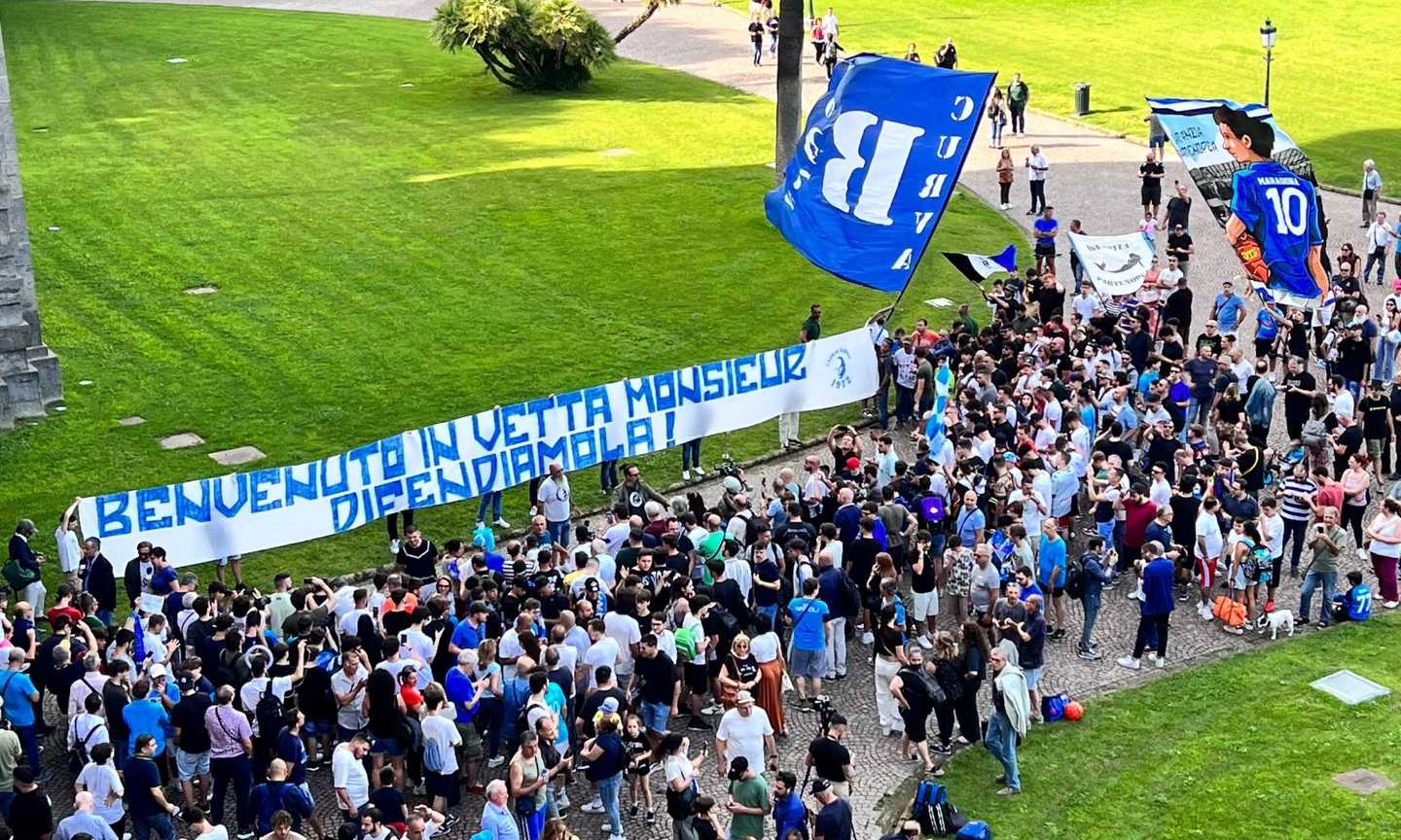 Napoli, arriva Garcia: l'accoglienza degli ultras VIDEO