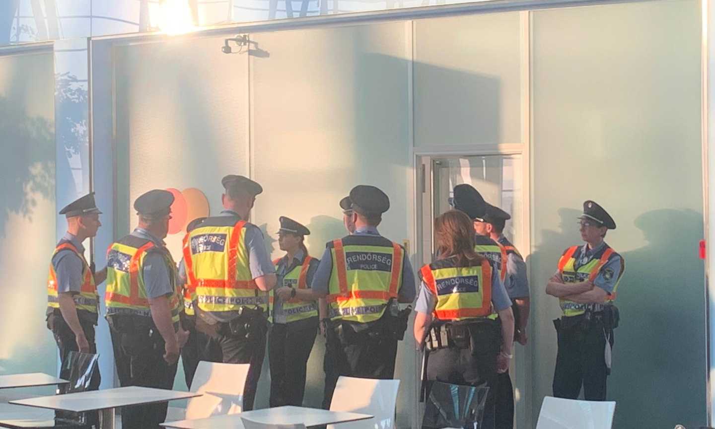 Roma, tifosi aggrediscono l'arbitro Taylor in aeroporto dopo la finale col Siviglia: scortato dalla polizia  VIDEO