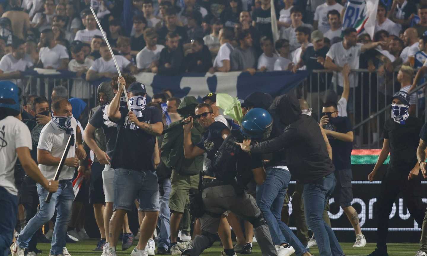 Brescia-Cosenza: giocatori minacciati col coltello in campo, in fiamme l'auto di Huard. Balata: 'Sono avvilito'