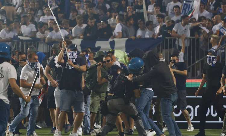 Brescia Cosenza: giocatori minacciati col coltello in campo, in fiamme l'auto di Huard. Balata: 'Sono avvilito' Brescia Cosenza: giocatori minacciati col coltello in campo, in fiamme l'auto di Huard. Balata: 'Sono avvilito'
