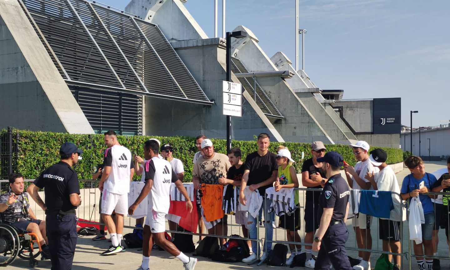 Juve, 2° giorno di raduno con altri big e uomini mercato: c'è Alex Sandro, ovazione per Kean. Arriva Pogba! VIDEO