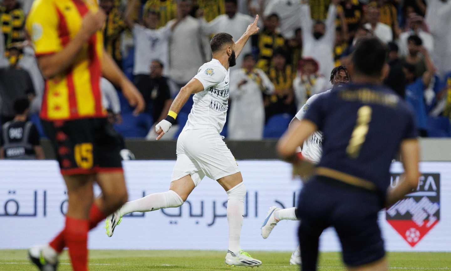 Benzema subito decisivo nella Champions d'Arabia: gol alla Del Piero VIDEO