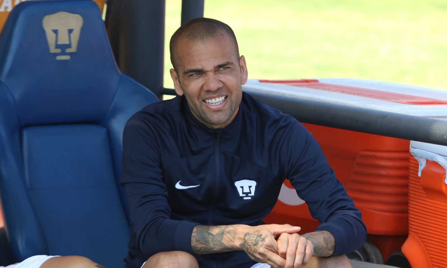 Dani Alves rischia 10 anni di carcere: l'ex Barcellona rinviato a processo per stupro 