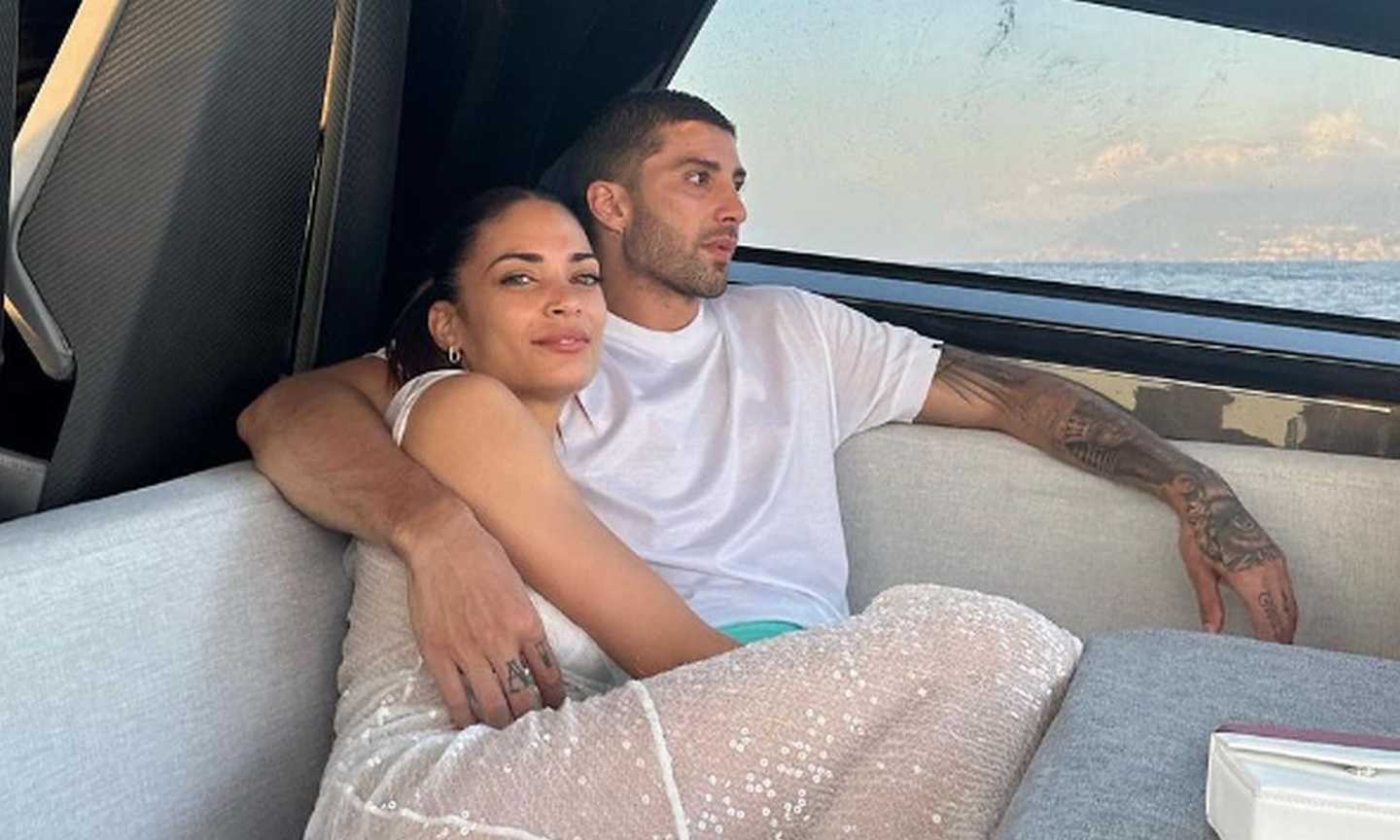 Elodie in vacanza con Iannone: sole, mare e quella mossa... FOTO