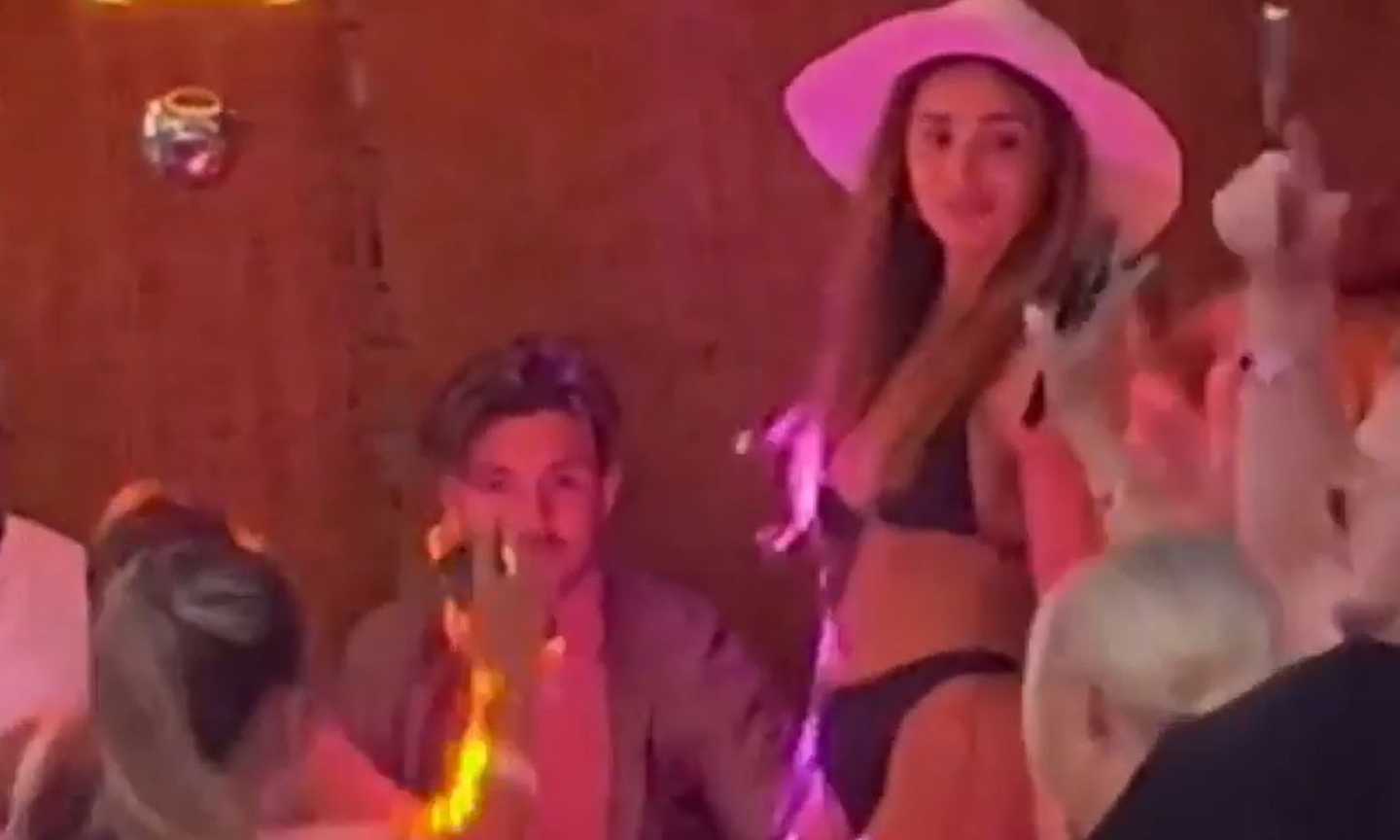 Jack Grealish nei guai: palpeggia una hostess a Ibiza mentre la compagna Sasha è in vacanza in Italia VIDEO