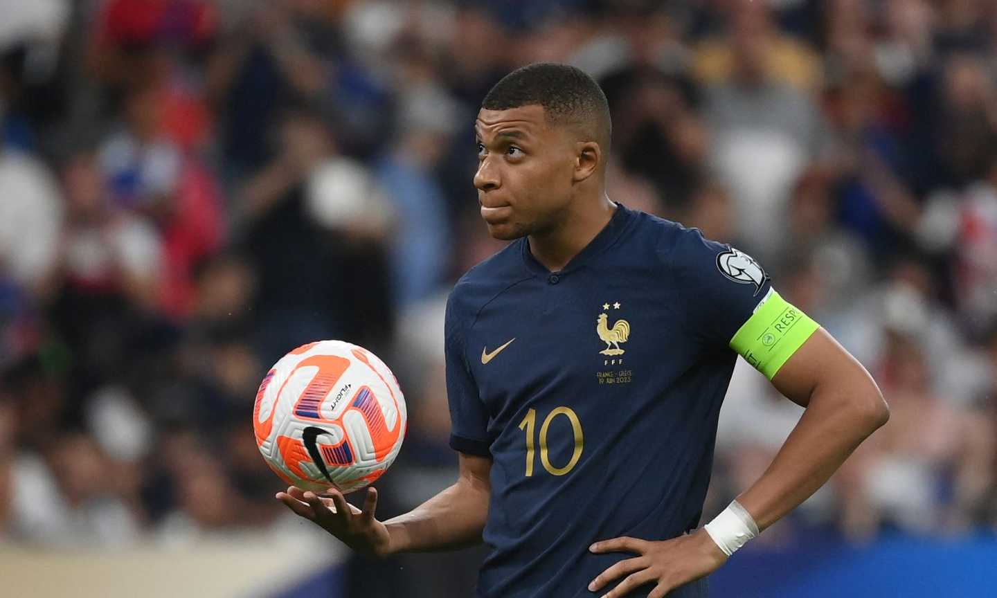 Psg-Mbappé, è caos! Messo fuori rosa, l'asso-calciatori si mobilita e c'è una deadline per il futuro: la ricostruzione