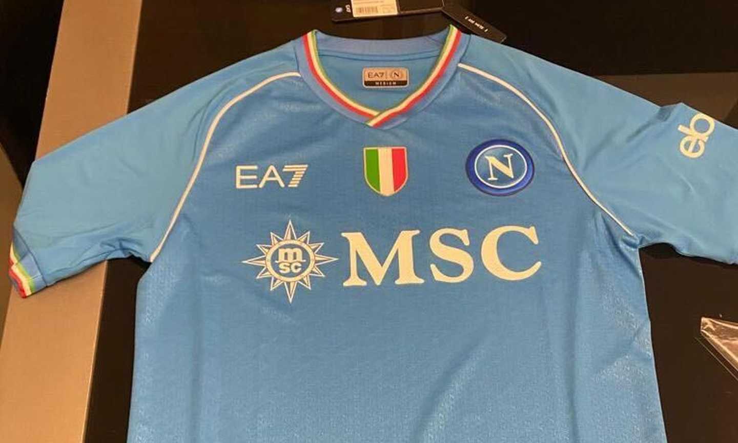 Napoli, spuntano le nuove maglie: lo scudetto, il Vesuvio e le novità FOTO