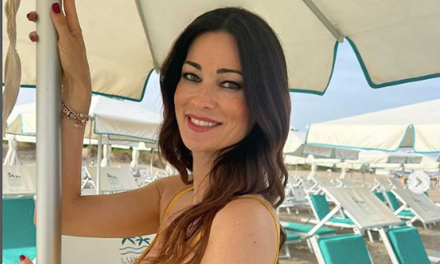 Manuela Arcuri è sempre il top: 'Che passione con Coco'. La statua che se la tocchi porta fortuna.... CHE FOTO! 