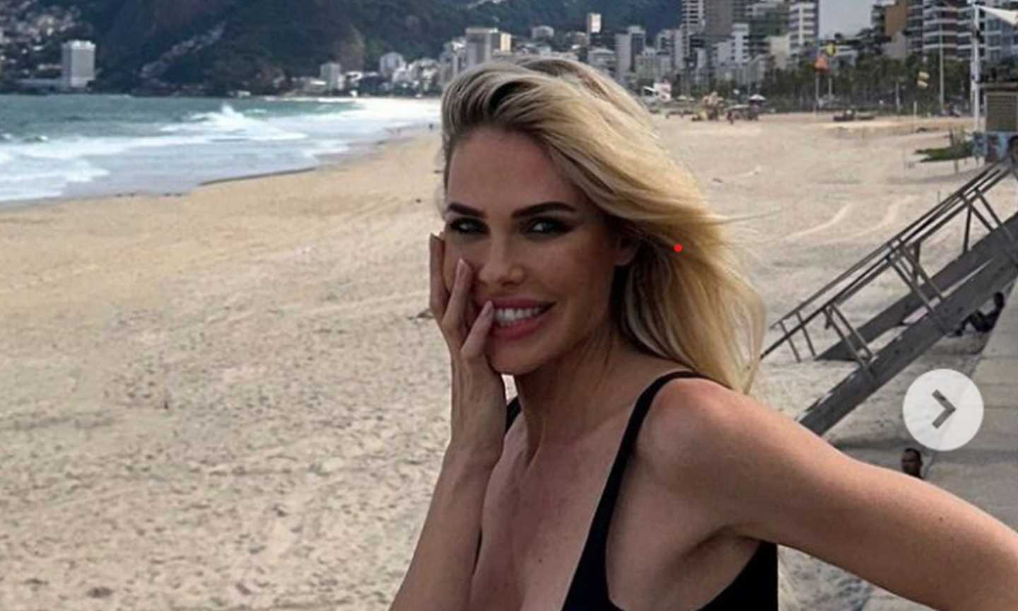 Ilary Blasi provocante in Sardegna: FOTO in discoteca per la showgirl!