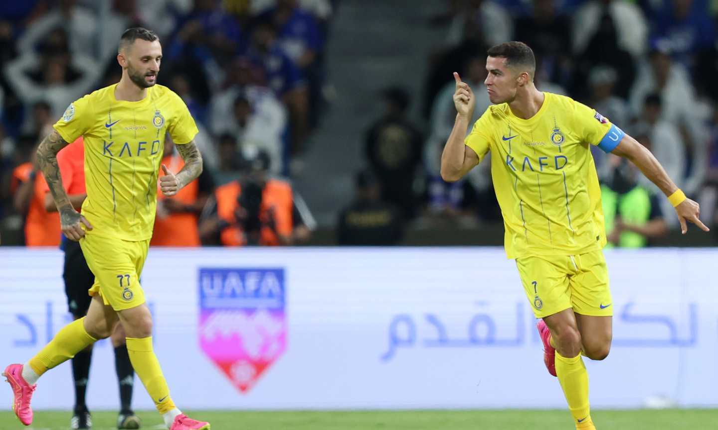 Cristiano Ronaldo regala l'Arab Club Champions Cup all'Al-Nassr: doppietta in 10 contro 11, poi esce in barella