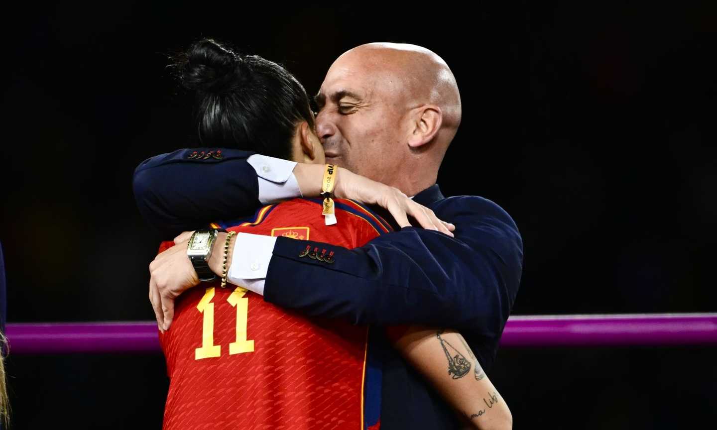 Scandalo Rubiales: Jenni Hermoso denuncia il presidente della RFEF per il bacio non consensuale