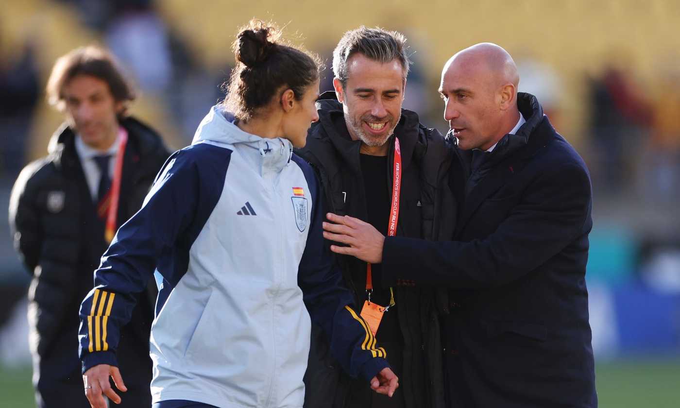 Polemica sul n.1 della Federcalcio spagnola: bacia Jenni Hermoso sulla  bocca durante la premiazione|Nazionali | Calciomercato.com