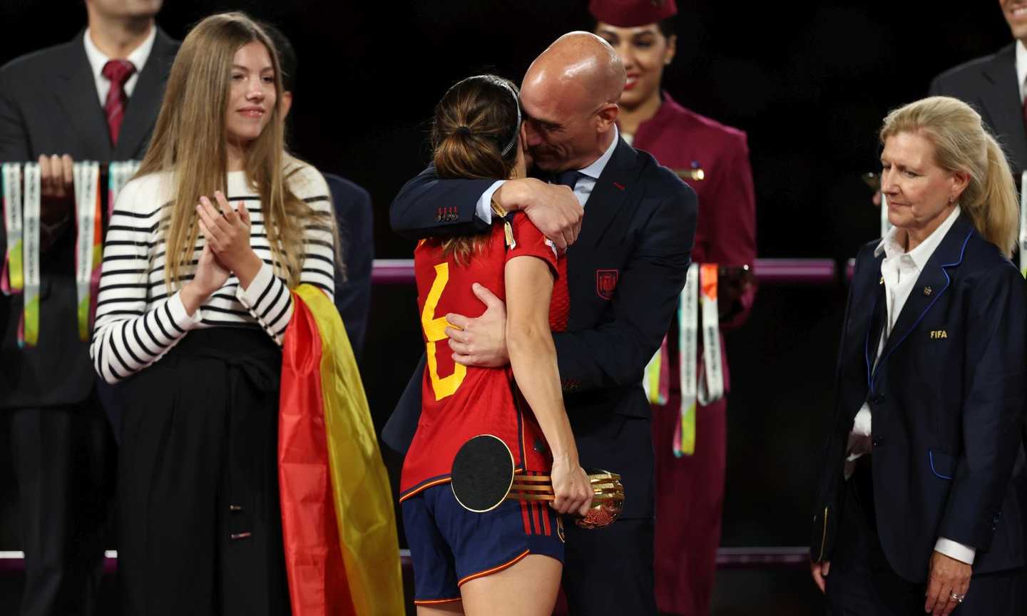 Caos Rubiales in Spagna: la FIFA apre un'inchiesta per il bacio alla Hermoso