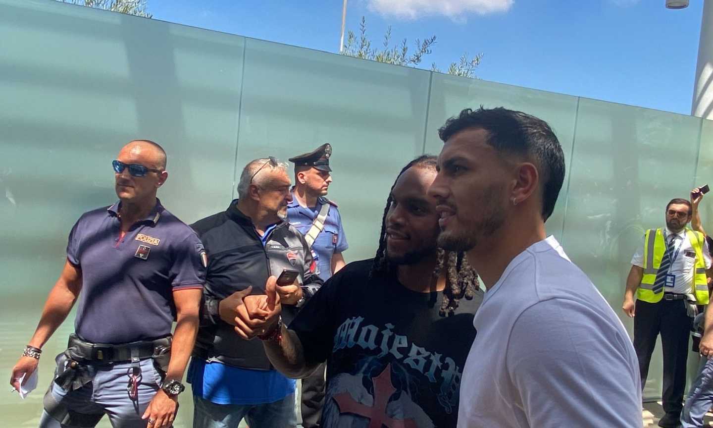 Roma, ecco Leandro Paredes e Renato Sanches: accolti in aeroporto da un centinaio di tifosi FOTO e VIDEO