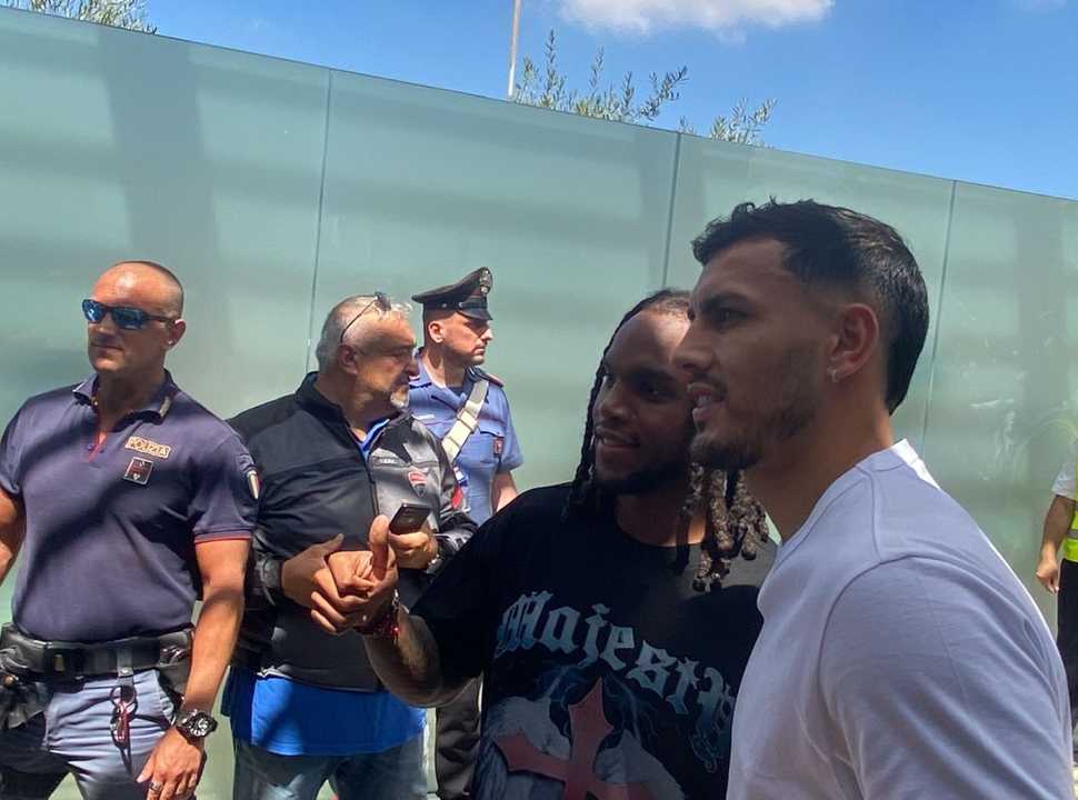 Roma Ecco Leandro Paredes E Renato Sanches Accolti In Aeroporto Da Un Centinaio Di Tifosi Foto 