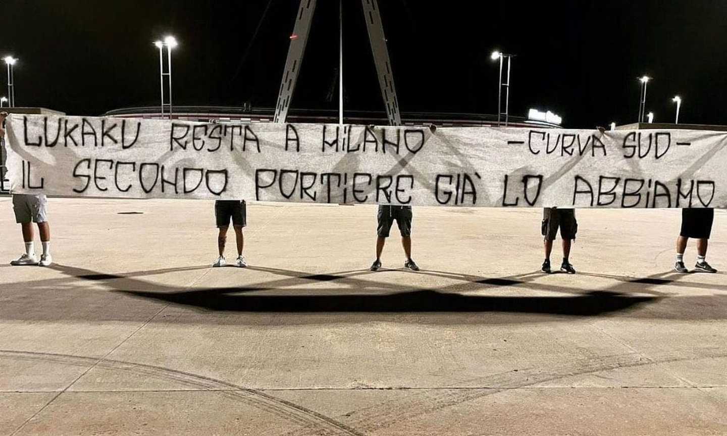 Juve, striscione degli ultras: 'Lukaku resta a Milano, il secondo portiere già lo abbiamo'